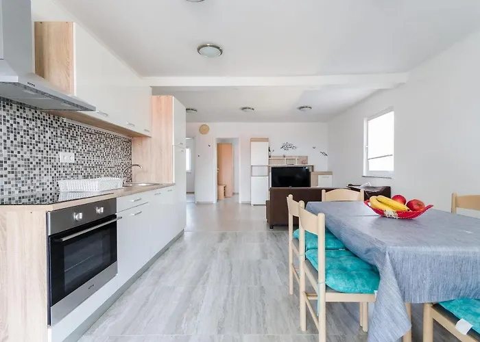 Apartment Ester Lopar