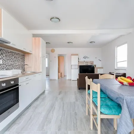 Apartment Ester Lopar